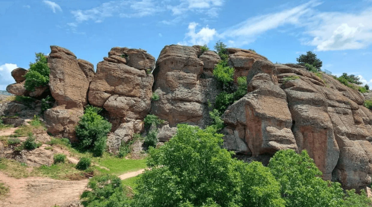 기암괴석과 요새가 어우러진 풍경
벨로그라드치크 바위