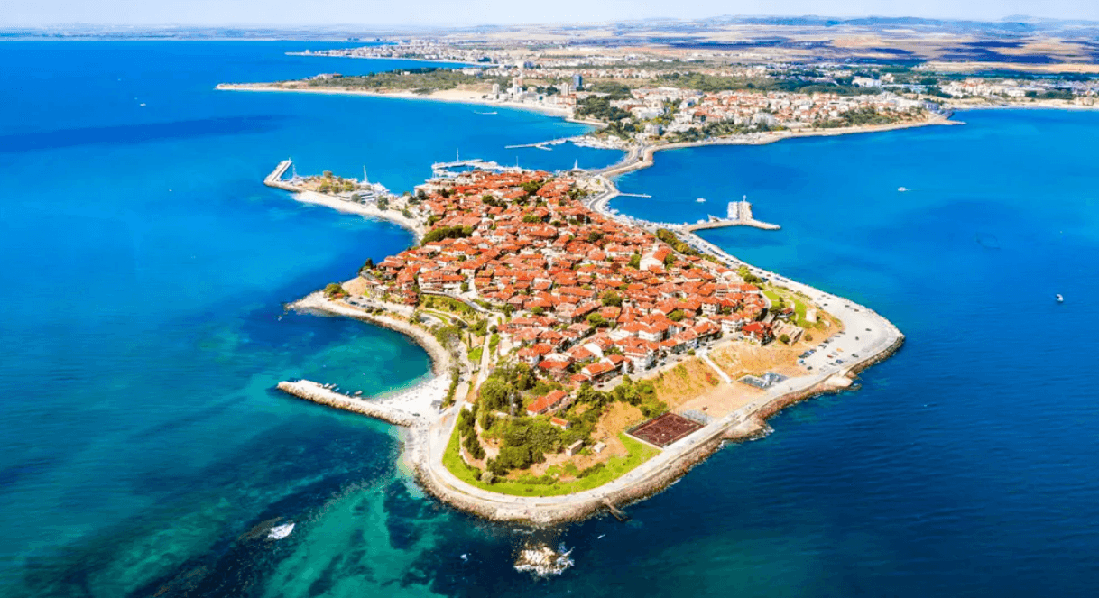 바다 위에 떠 있는 듯한 중세 도시
네세버르