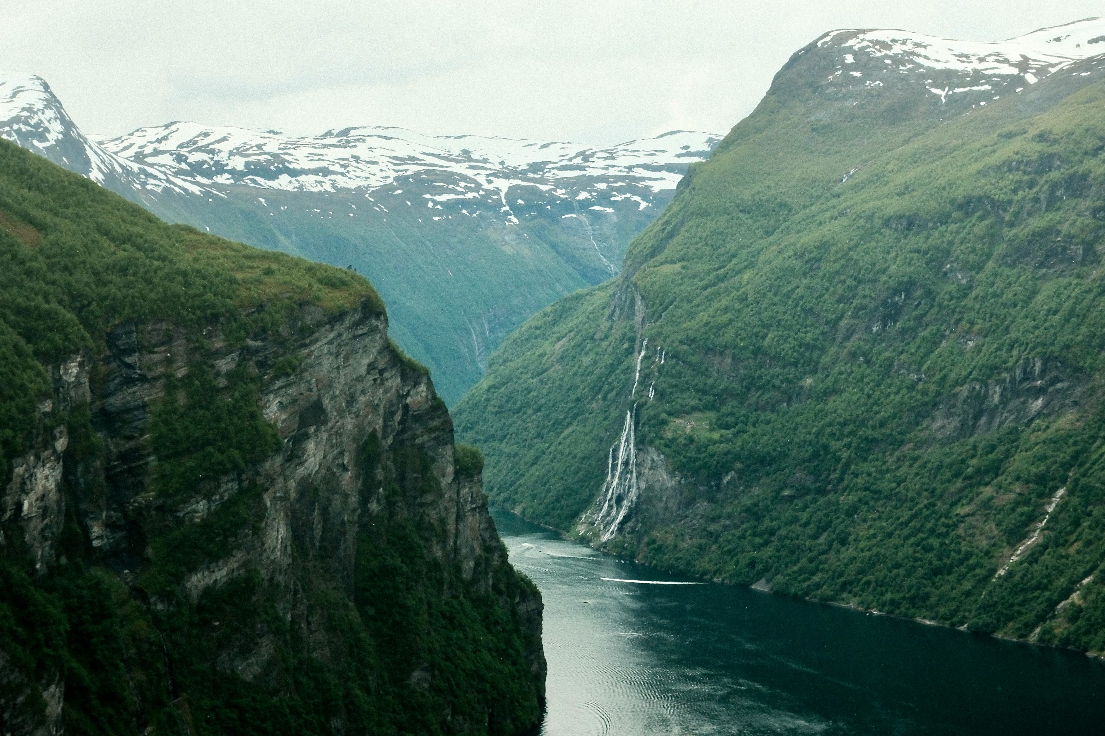 빙하가 깎아 만든 절벽과 폭포가 이어지는 피오르드의 정수
게이랑에르 피오르드