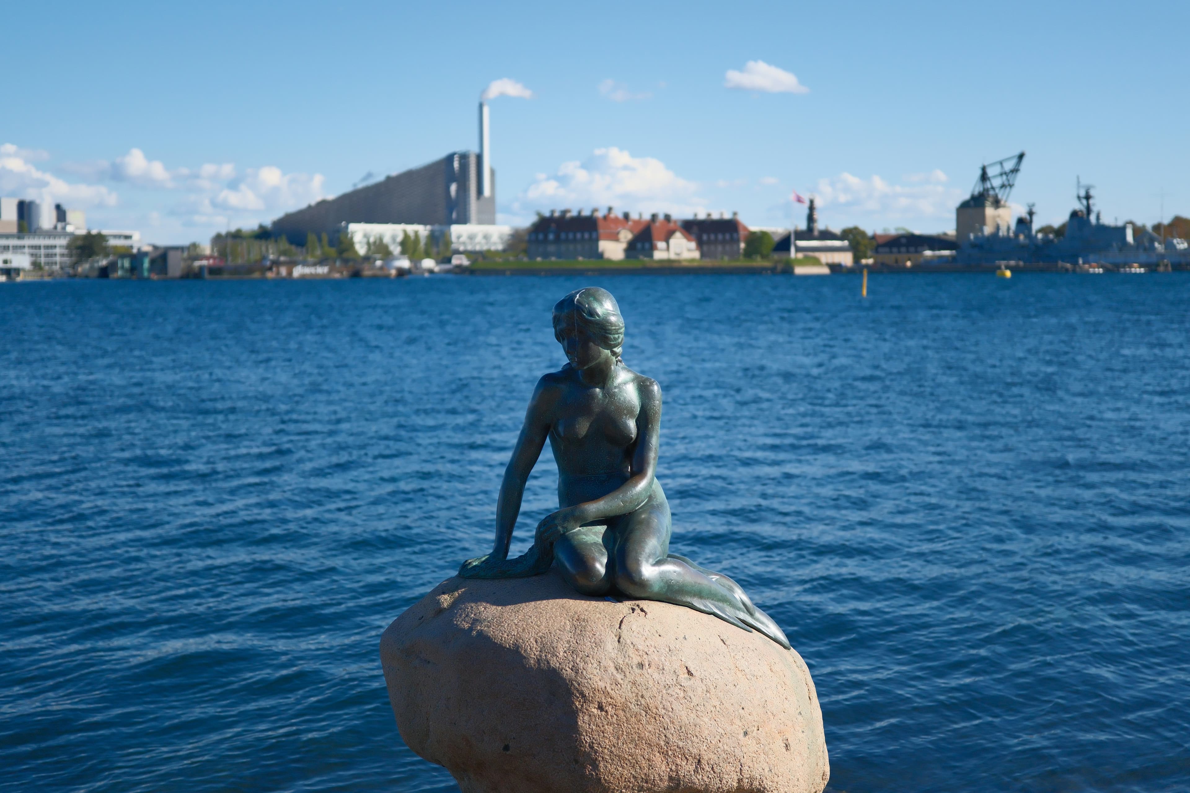 안데르센 동화에서 현실로 나온 상징적인 조각상
인어공주 동상